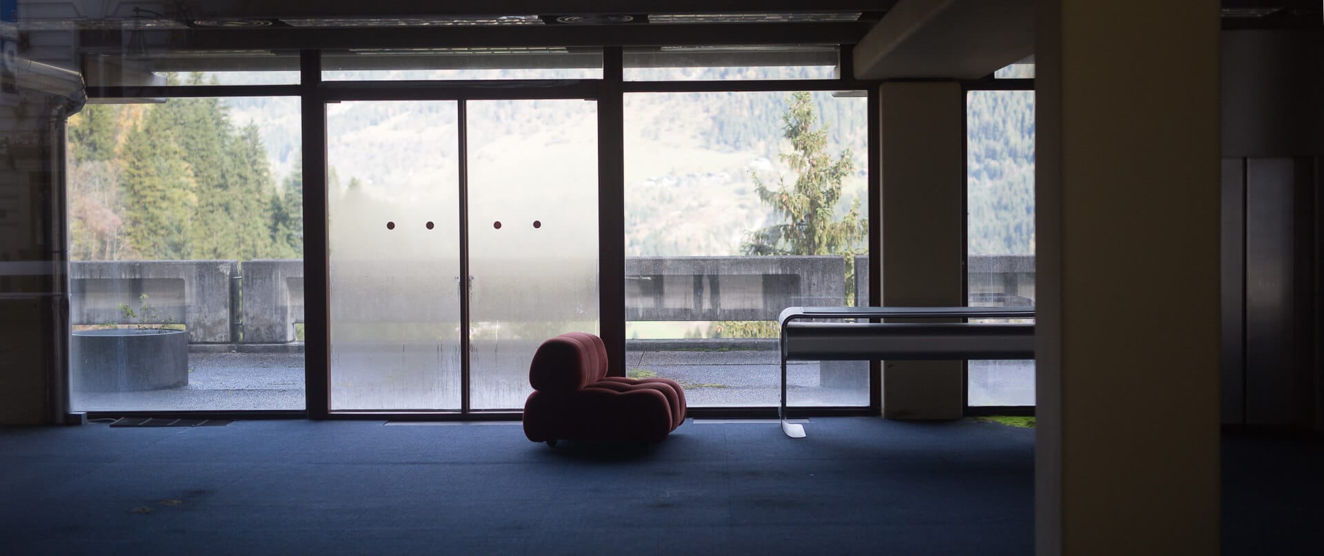 Stillleben - Christian Weber Photo | München - Rotes Sofa im Kongresscenter Bad Gastein